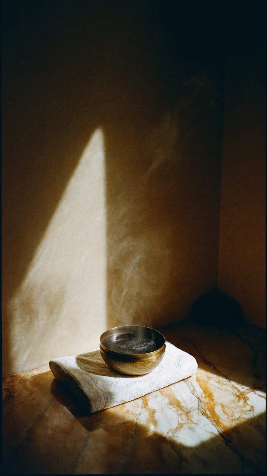 Concept visuel Story Ad — rituel de hammam à Marrakech, vapeur et laiton