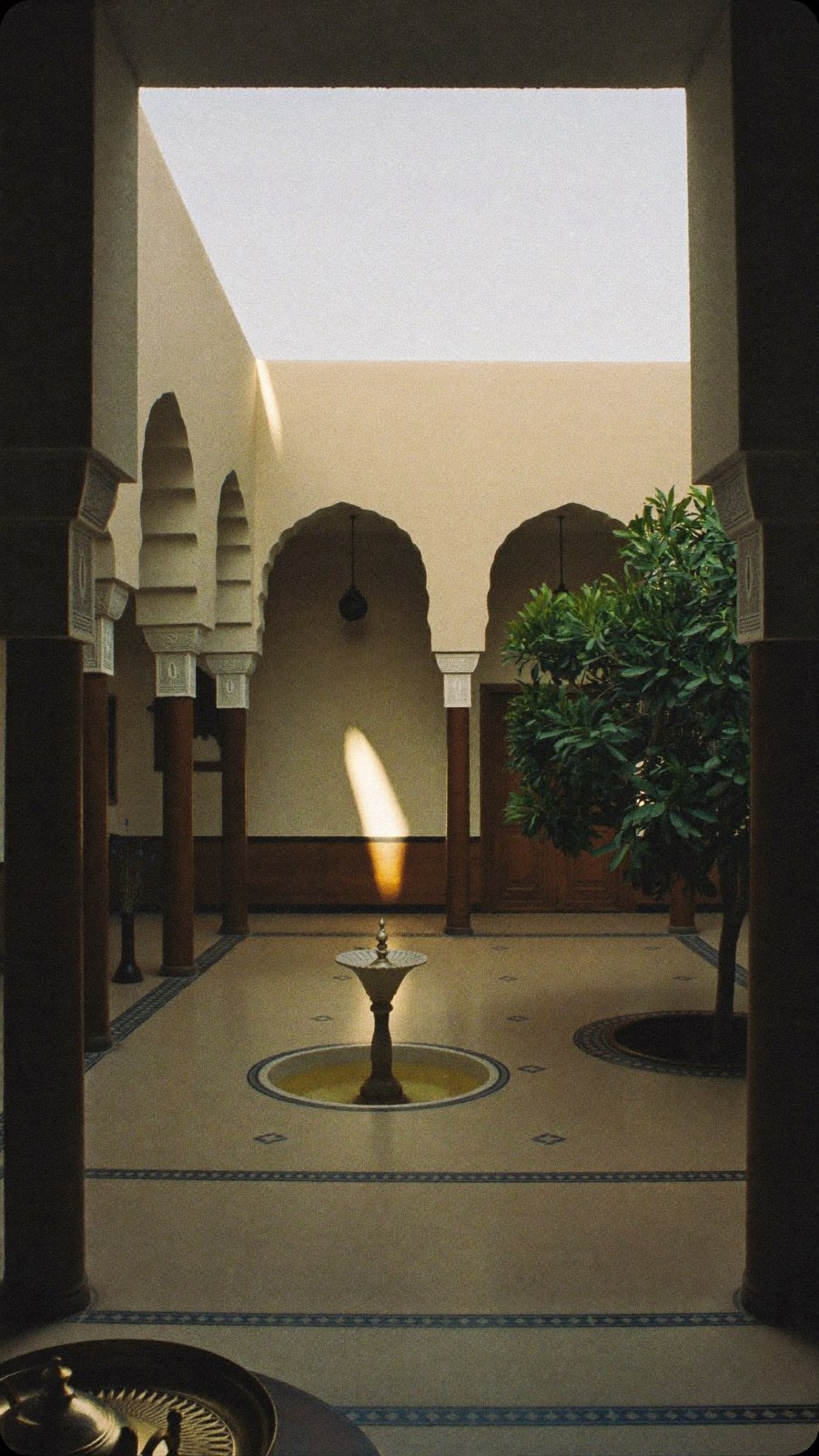 Concept visuel Story Ad — patio de riad à Marrakech au matin