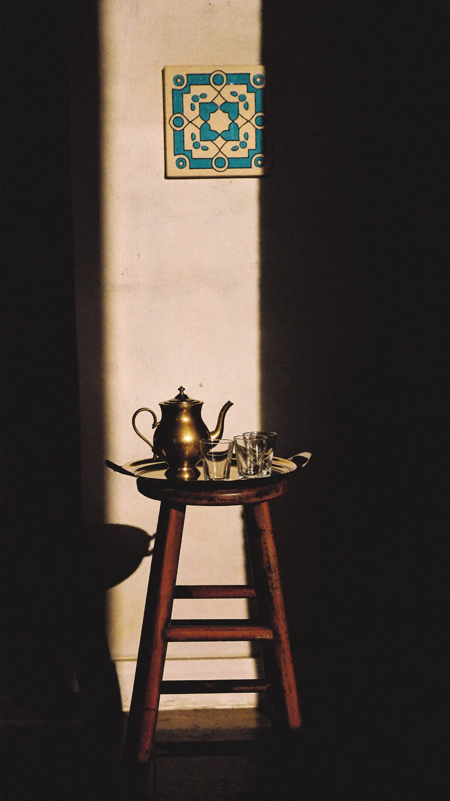 Thé à la menthe dans une lame de lumière, atelier Le Studio, Marrakech